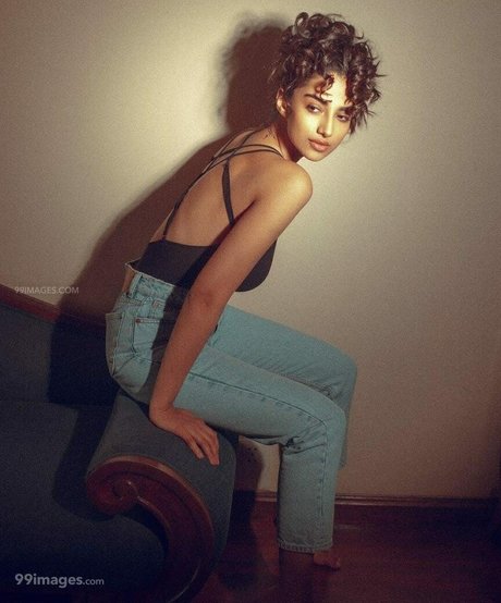 Meenakshi Chaudhary hd pornographische bild