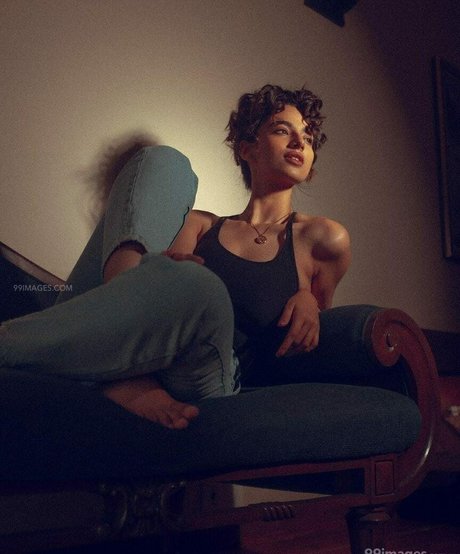 Meenakshi Chaudhary perfekte nackte archiv