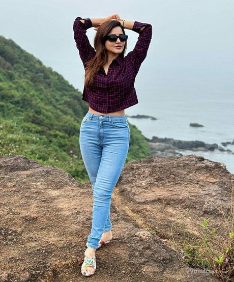 Ashu Reddy sexy exklusive bild