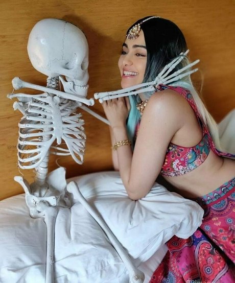 Adah Sharma sexy hd galerien