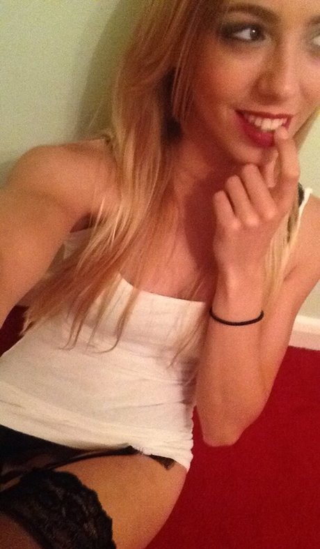 Katherine Bray hd sexy foto