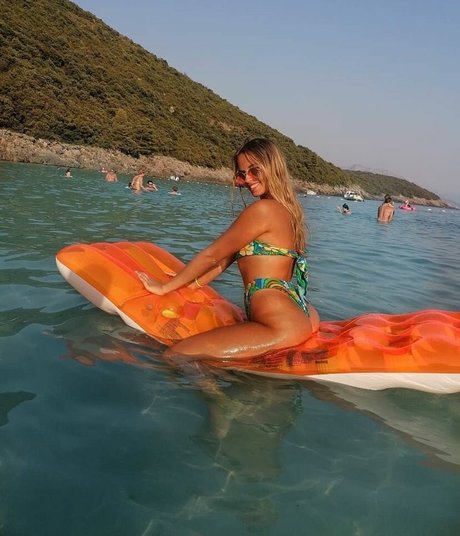 Zaklina Djuric erwachsene nette foto