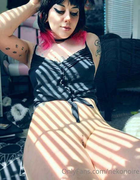 Neko Noire model perfekte bild