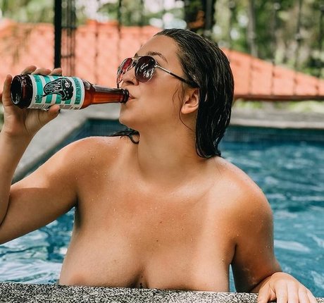 ThisMamaDrinks model erwachsene bild