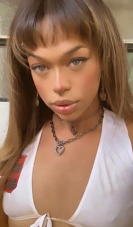 Carla Amaral pornostar kunst galerien