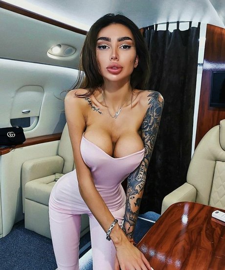 Alena Omovich hd bild