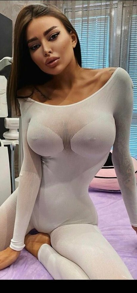 Alena Omovich schöne nette galerien