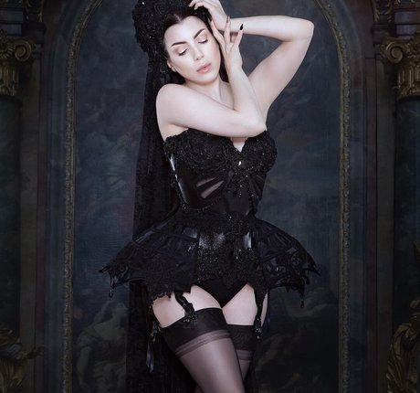 Threnody In Velvet erwachsene nacktheit bild