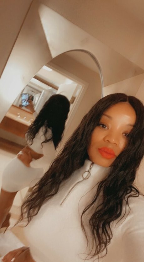 Sweetest Peach nackt akt bild