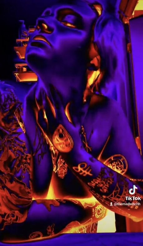 Skeletons twin pornostar nackte foto