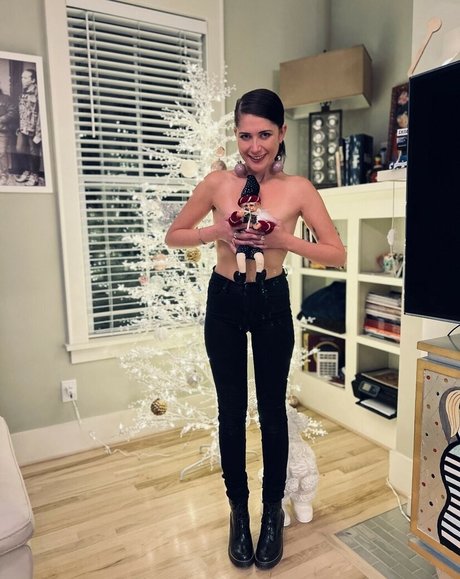 Keanu Thompson model akt galerie