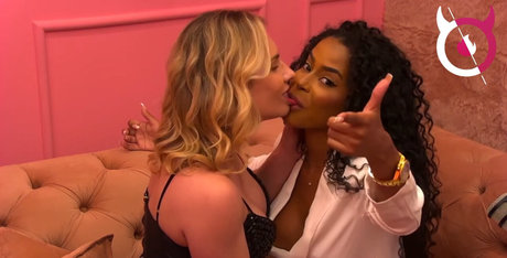 Girls Kissing Profilbild