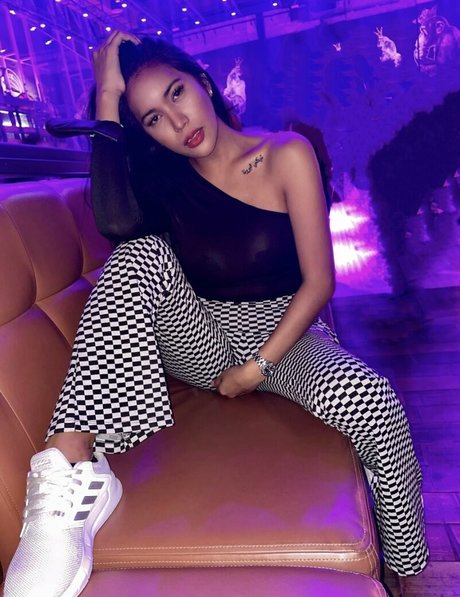 Nikki Lerona kunst sexy bilder