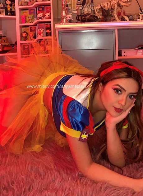 Ari Game Plays erotische sexy bilder