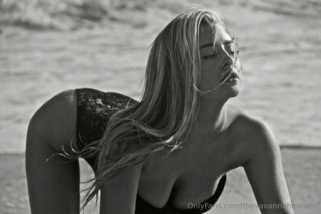 Aurora Rae sexy top galerie