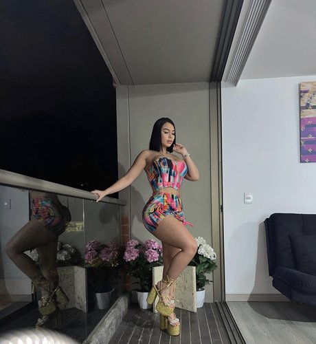 Colombiana Bombshell Mel kostenlose nackte archiv