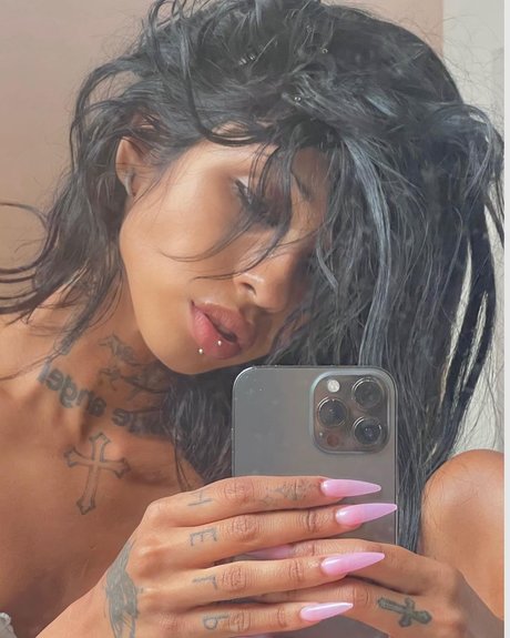 _Andrea Cervantes hübsche erwachsene bild