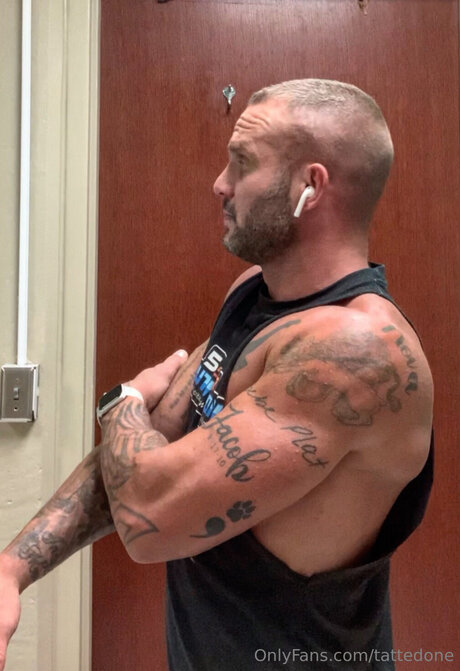 Tattedone model heiße foto