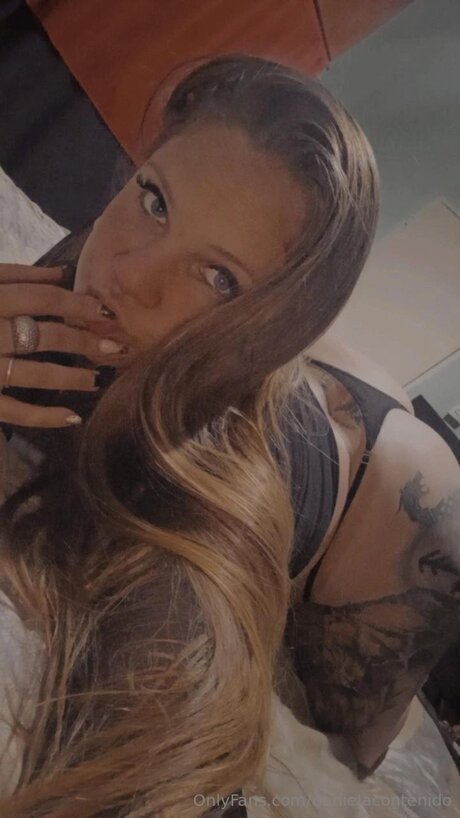 Danielacontenido hübsche akt archiv