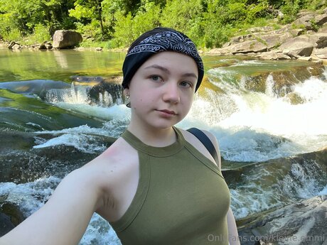 Kleine Emmi sexy hd bild