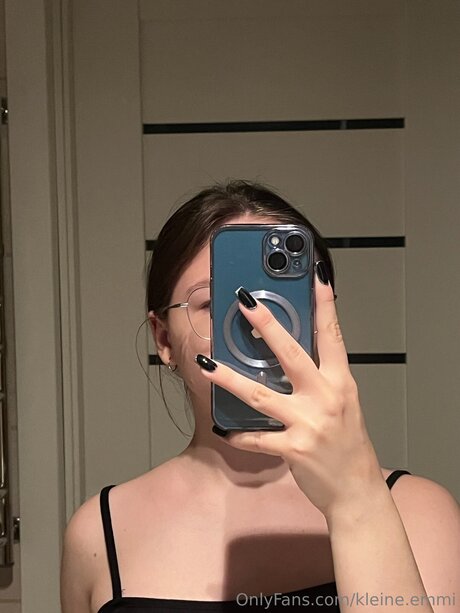 Kleine Emmi nackt akt galerie