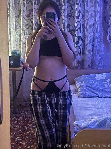 Kleine Emmi porno sexy fotos