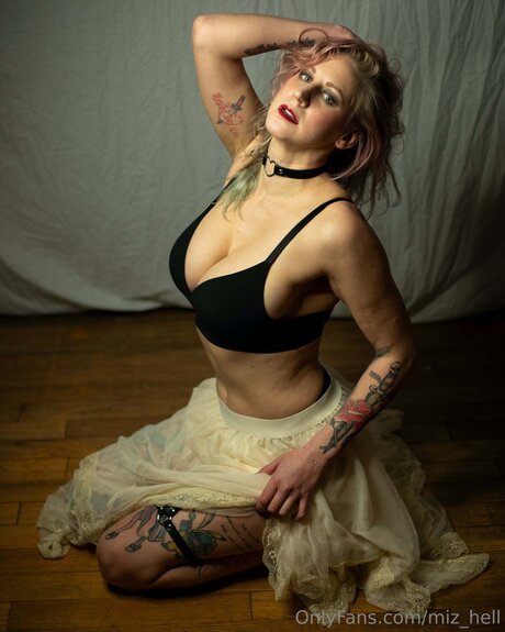 Miz Hell beste nackten foto