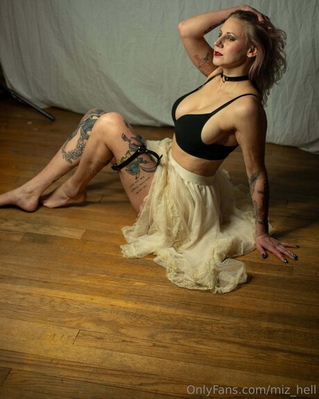 Miz Hell pornostar kostenlose archiv