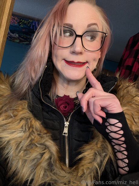 Miz Hell hübsche porno galerien