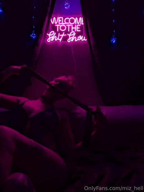 Miz Hell model nacktheit bilder