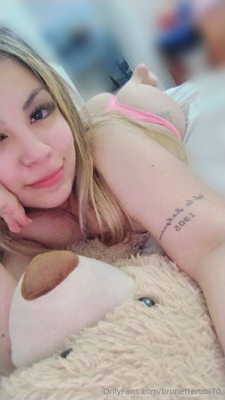 Brunetterubi70 erotische hd foto