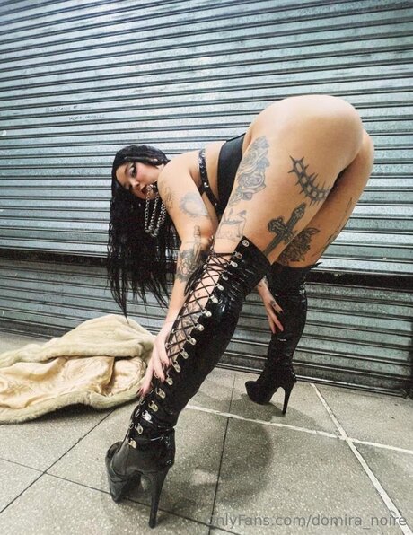 Domira Noire top nackten bild