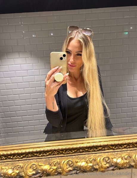 Leonie Sanders erwachsene perfekte fotos