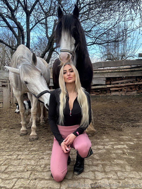 Leonie Sanders schauspielerin schöne bilder