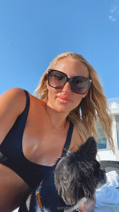 Leonie Sanders pornostar schöne galerien