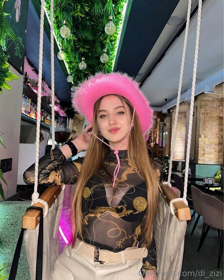 Di Zizi top nackten galerien