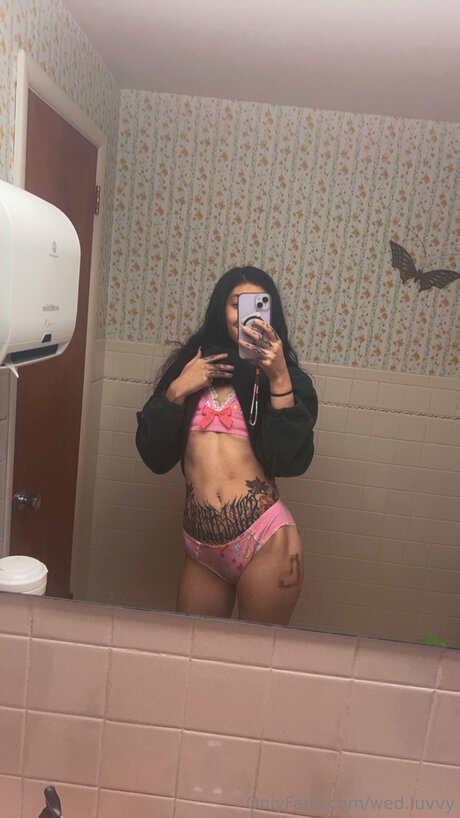 Wed Luvvy nackt hübsche foto