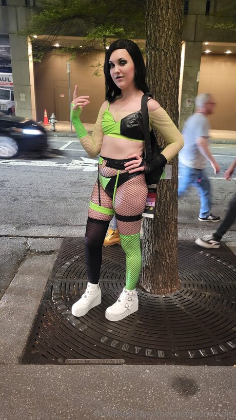 Theupsidedowngirl nacktheit heiße foto