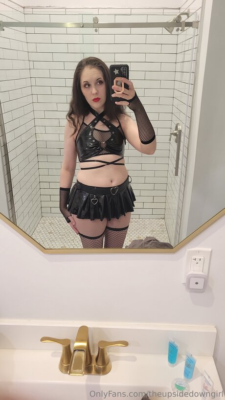 Theupsidedowngirl erwachsene top bilder