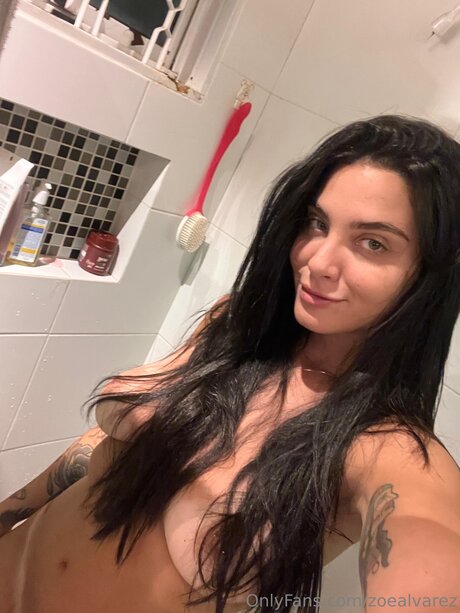Zoealvarez exklusive nackte foto