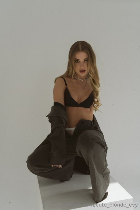 Cute Blonde Evy kostenlose sex fotos