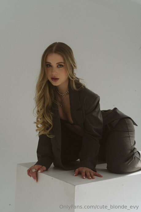 Cute Blonde Evy schöne nackten galerie