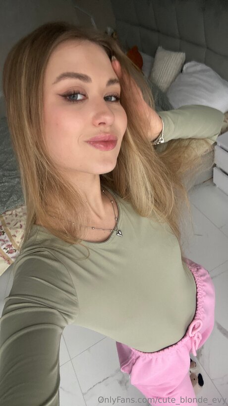 Cute Blonde Evy kostenlose xxx bild