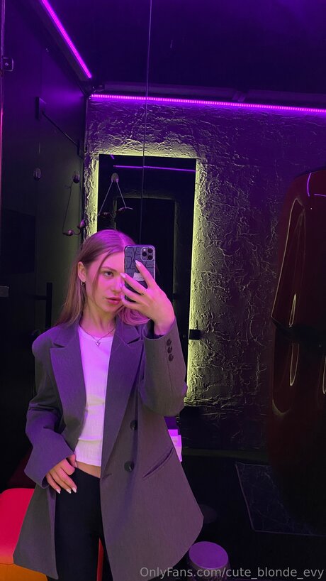 Cute Blonde Evy schöne pornografische archiv