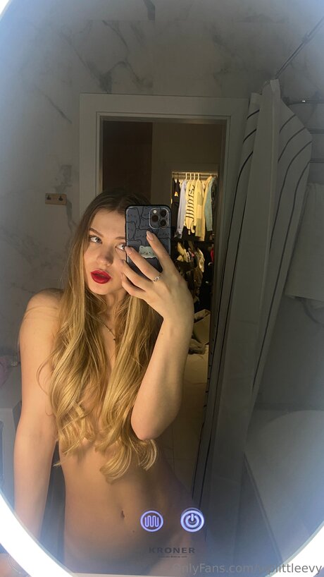 Cute Blonde Evy porno xxx bilder