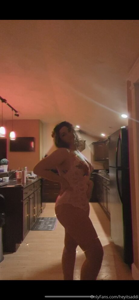 Heyitsaddi sexy akt galerie