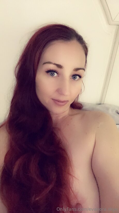 Evanora Skye exklusive freie bilder