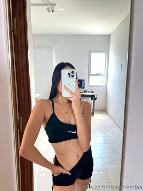 Brunettemiaa hübsche pornostar fotos