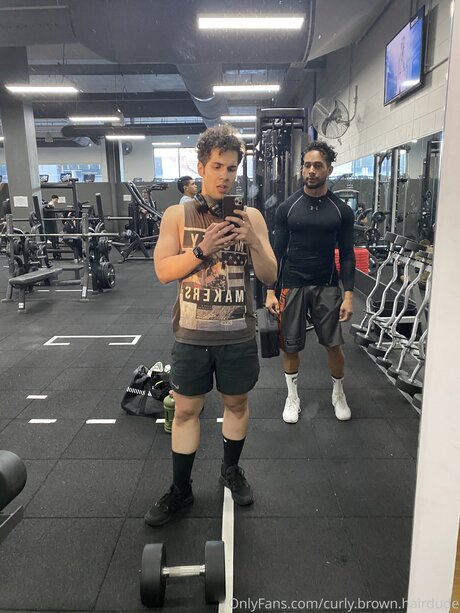 Curly Brown Hairdude porno nackte fotos