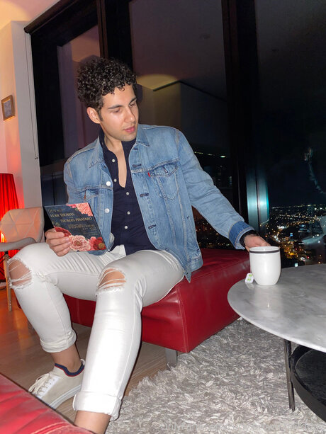 Curly Brown Hairdude perfekte pornostar foto